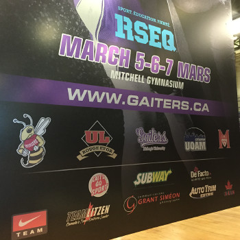 Affiche imprimée sur du vinyle givrée dans une fenêtre de l’Université Bishops