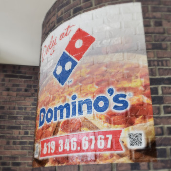 Affiche imprimée appliquée sur un mur de brique pour l’Université Bishops