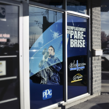 Affiche de vinyle opaque dans la vitrine de Carrosserie Excellence