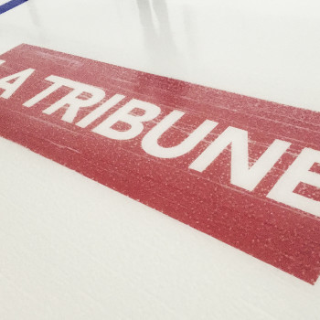 Affiche appliquée sous la glace de la patinoire de l’Université Bishops