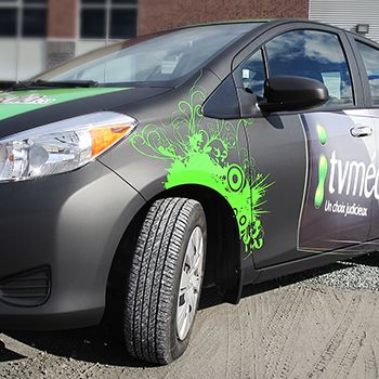 Wrap complet noir mat et éléments lustrés sur une voiture de ITV Média