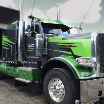 Éléments graphiques et lettrage sur un camion de VMD Rhéaume