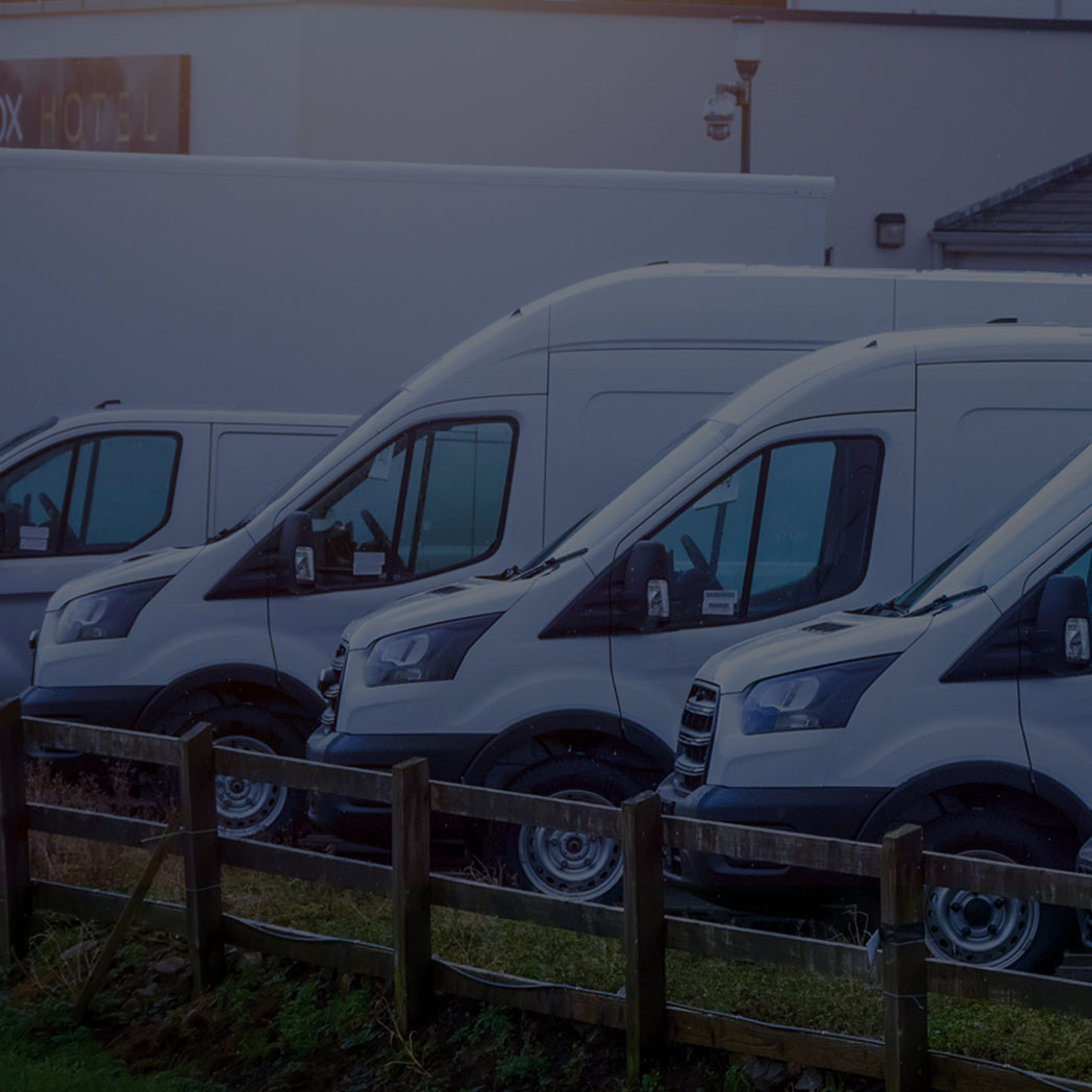 Rangée de fourgons commerciaux prêts à recevoir un wrap