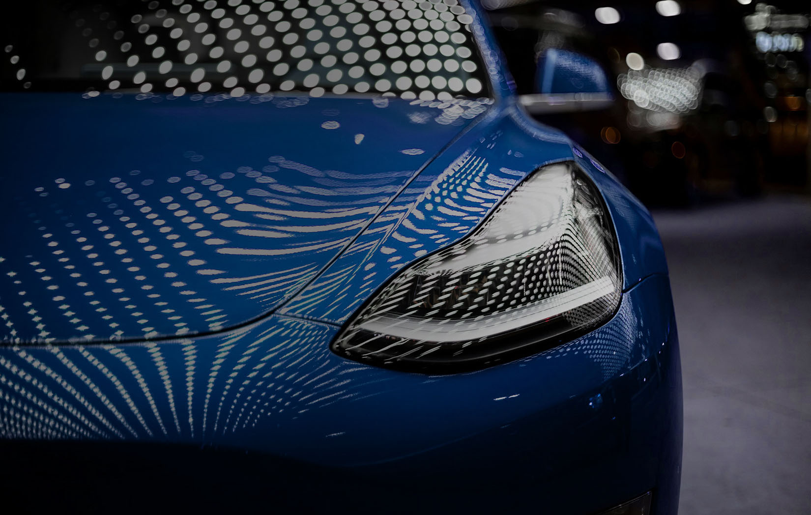 Gros plan d'une Tesla bleue protégée par un film pare-pierre